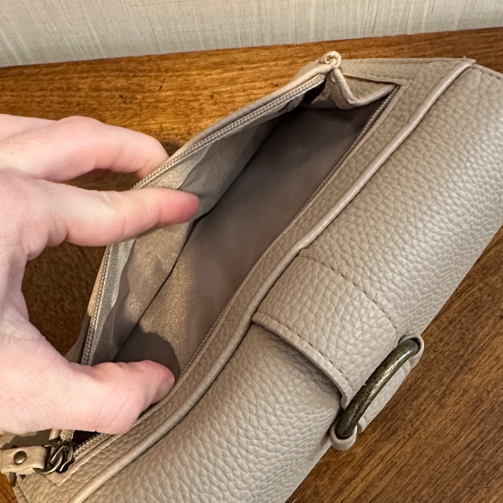 🚨🚨SOLD🚨🚨Chic Tan Leather Wallet - Picture 5 of 12